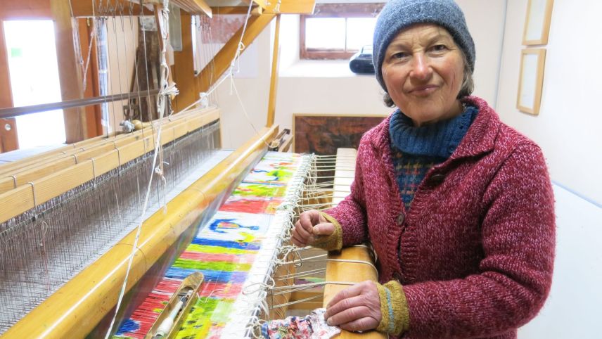 Mit ihrem Webstuhl realisiert Regula Verdet-Fiez ein Generationen-Projekt (Foto: Bettina Gugger).