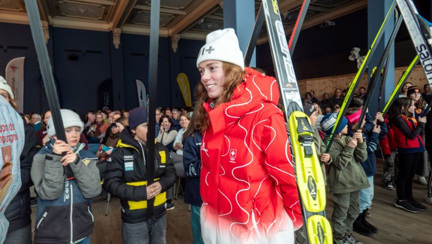 Die zweifache Medaillengewinnerin an den Olympischen Winterspielen Milano Cortina 2026, die St. Moritzer Langläuferin Nadja Kälin beim Durchschreiten des Spaliers im Festsaal des Hotel Laudinella in St. Moritz. Foto: Jon Duschletta