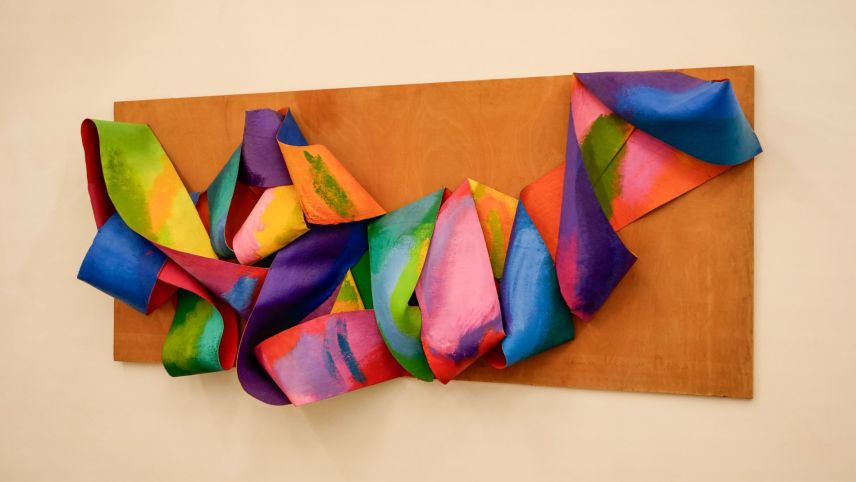  «Zwei-Farben-Möbius» (1987 - 1989) Öl, Leinwandrelief und Näharbeit auf Leinwand.