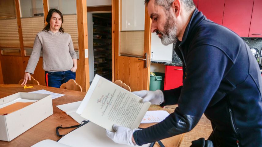 Reto Hegetschweiler piglia incunter a Zernez ün contrat da fundaziun dal Parc Naziunal Svizzer da l’archivara cumünala Daniela Denoth. fotografia: Jon Duschletta