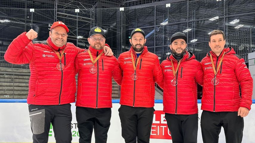 Die Schweizer Nationalmannschaft mit Fabian Spiess (von links), Heinz Knörri, Tobias Bischoff, Christian Martin und dem Unterengadiner Claudio Mathieu gewinnen WM-Bronze in der Eisstock-Königsdisziplin. Foto: z. Vfg