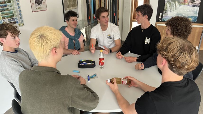 Das erste Treffen der "Politiklasse" an der Academia Engiadina Samedan. Foto: Andrea Gutgsell