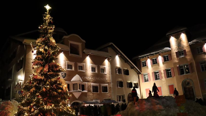 In dumengia es sto l’impizzer ufficiel da la glüsch dal grand bös-chin sün plazza a Zuoz (fotografia: Martin Camichel).