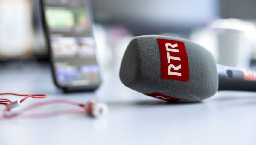 Ils microfons da RTR Radiotelevisiun Svizra Rumantscha sun importants portavuschs per la derasaziun da la lingua rumantscha (fotografia: RTR).