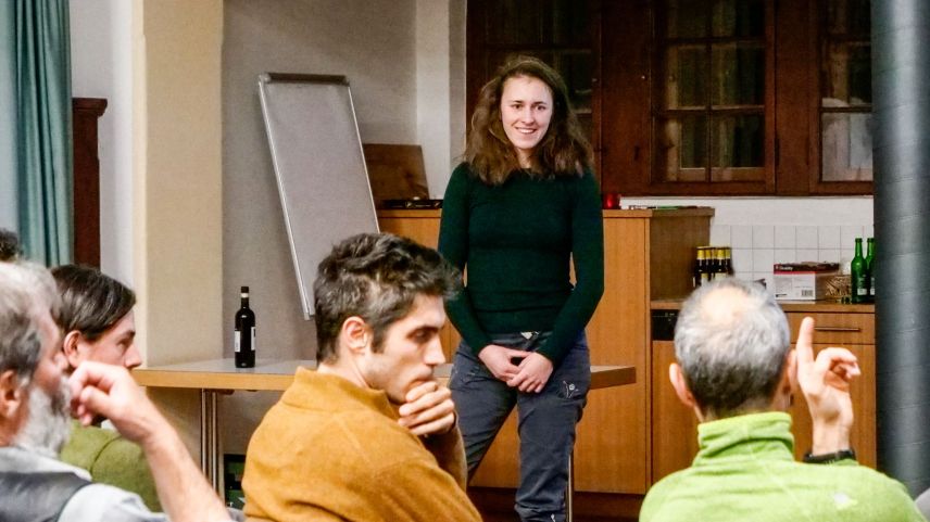 Umweltwissenschaftlerin Katrin Althaus sucht nach ihrem Referat über die «Auswirkungen des Klimawandels auf die Forstwirtschaft des Engadins» das Gespräch mit regionalen Forst- und Waldexperten. Foto: Jon Duschletta