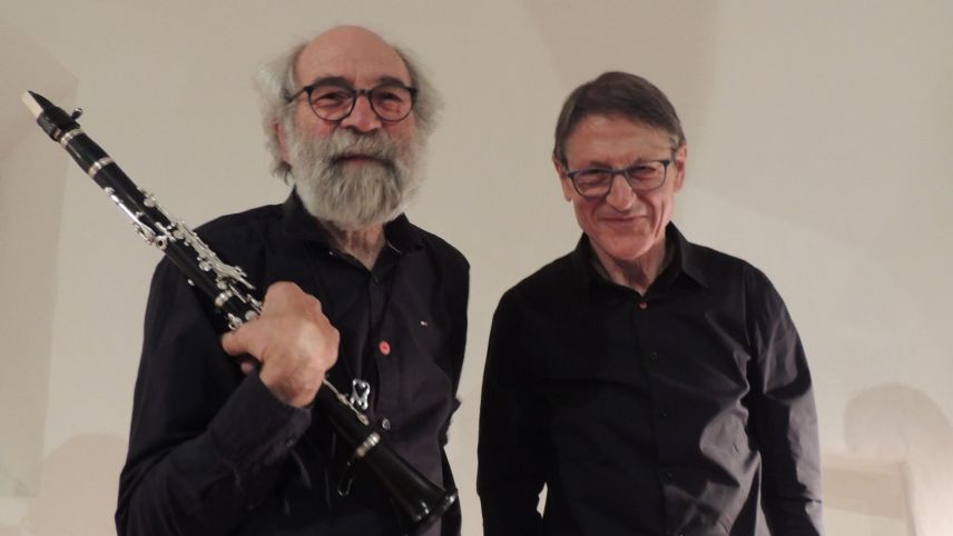 Ils duos musicants oriunds da Tschlin Domenic (a schnestra) e Curdin Janett han portà buna glüna illa baselgia a San Niclà (fotografia: Benedict Stecher).