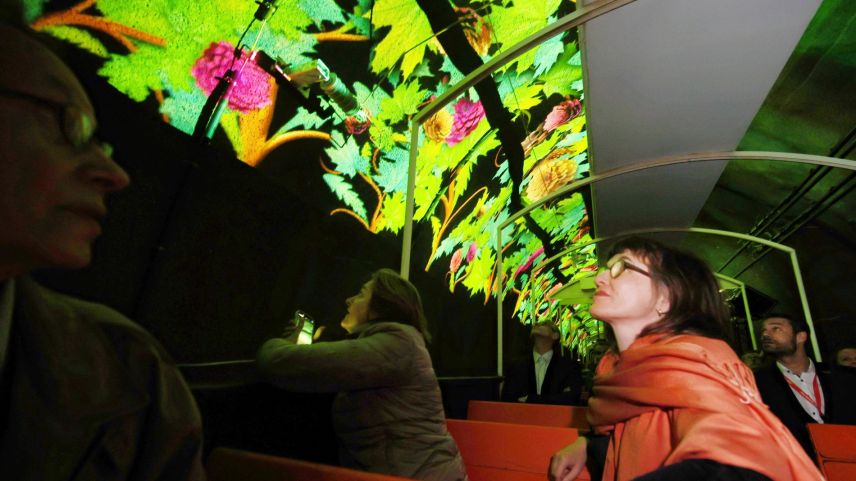 Impression von der Fahrt mit offenen Aussichtswagen durch den neuen Albulatunnel II mit blumigen Überraschungen in einer Lichtershow. Foto: Swiss-Image