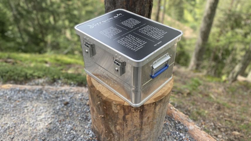 Per l’anniversari da 100 ons dal scriptur cuntschaint ha la società Pro Tarasp installà ün nouv bankin da Dürrenmatt cun üna chaista chi cuntegna sias ouvras per leger (fotografia: Nicolo Bass).