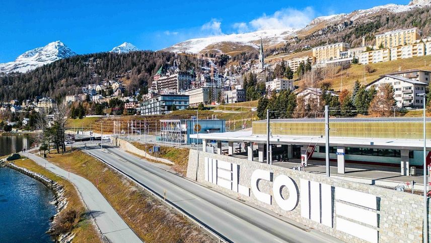 St. Moritz heisst die Gäste bereits mit Kultur willkommen: im Bild die Installation «Welcome» von Barbara Stauffacher. Foto: Gemeinde St. Moritz