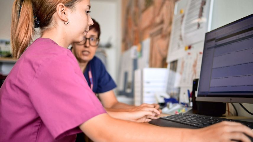 La giarsuna Melanie Morais Dos Santos accumpagnada da sia fuormatura professiunala Marianna Noggler illa dmura d’attempats al CSEB. fotografias: Michael Steiner