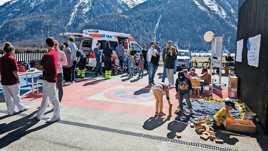 Es gab viel Interessantes zu sehen am Nationalen tag der Notrufnummer 144. Sei es für Gross oder Klein. Foto: z. Vfg