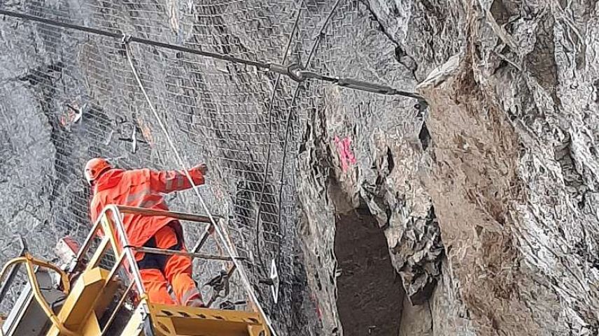 An einer Baumaschine entstand geringer Sachschaden. Foto: RhB