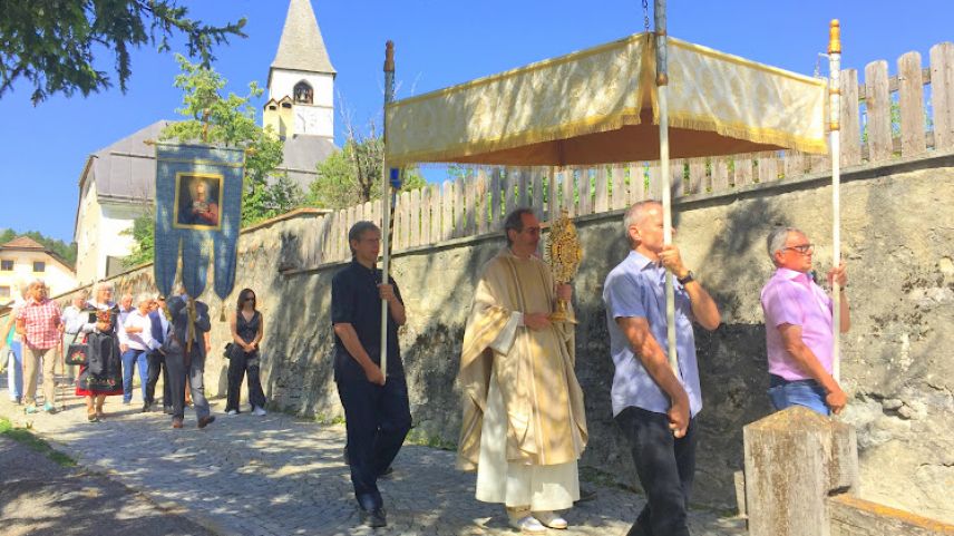 Als 19 gün ha gnü lö la processiun dal Sonch sang a Tarasp. Quista dumengia vain festagiada Nossaduonna d’avuost illa baselgia da Tarasp (fotografia: mad)