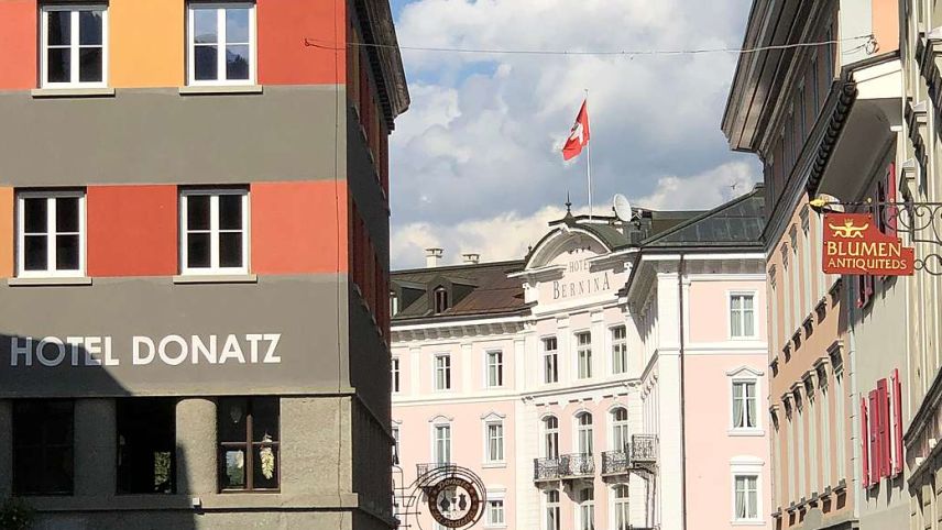 Hotel Donatz, Hotel Bernina und Haus des Fögl Ladin. Foto: Sabrina von Elten