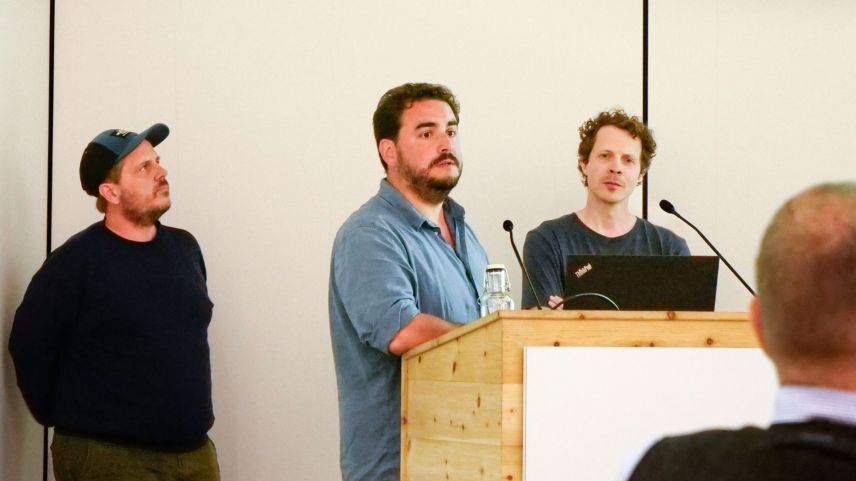 Die drei Referenten, von links: Kantonsarchäologe Thomas Reitmaier und die Archäologen Martin Gamon und Raphael Sele. Foto: Jon Duschletta