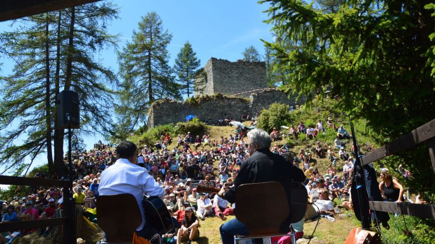 Al pè da la ruina Guardaval ho lö daspö il 2011 il Guardaval Sounds. Ils organisatuors faun quint cun püssas 100 persunas (fotografia: mad).