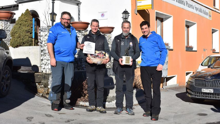 Die Spielergemeinschaft Naturns/Sur En mit den Spielern Jachen Benderer (von links), Helmut Götsch, Werner Blaas und Claudio Mathieu gewinnt das 13. internationale Eisstockturnier in Sur En. Foto: ES Sur En