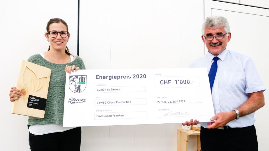 President cumünal Emil Müller surdà il premi d’energia 2020 a Cornelia Gantenbein-Grass da la STWEG Chasa Ers Curtins.  fotografia: Jon Duschletta