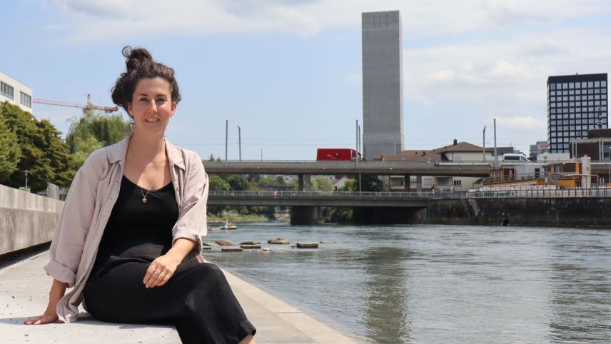 Ursina Giger dasper la Limmat a Turich, inua ch’ella abita daspö desch ans (fotografia: Martin Camichel).