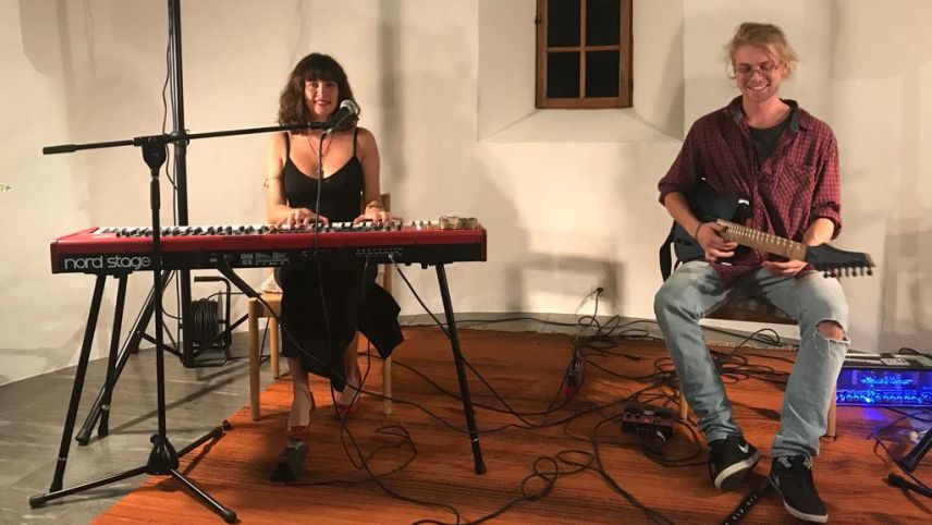 Cinzia Regensburger ed Arnaud Pas han pisserà per divertimaint illa Baselgia da San Niclà (fotografia e video: Johannes Erny).