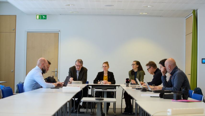 Rolf Gilgen (Dritter von links), daneben Selina Nicolay und Nora Saratz Cazin (rechts daneben) stellten sich den Fragen der Medien. 
Foto: FMR/Michael Steiner