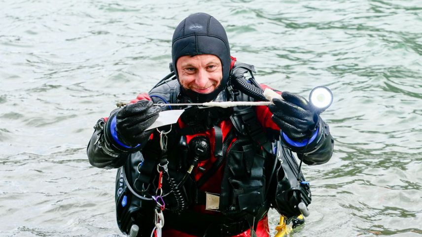 Der Waadtländer Benoit Pierroz ist Masterstudent Umweltwissenschaften an der Uni Genf und Taucher. Die perfekte Kombination für die Untersuchung der Unterseebäume im St. Moritzersee. 