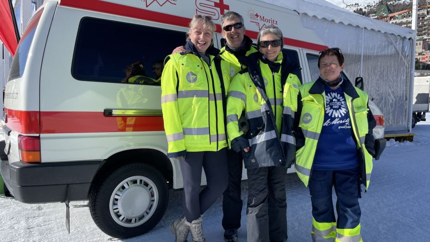 Das gutgelaunte Sanitätsteam beobachtet das bunte Treiben auf dem St. Mortzersee. Foto: Fadrina Hofmann