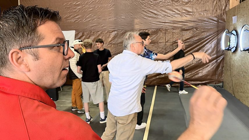 Beim Dartspiel ist höchste Konzentration gefordert. Foto: Andrea Gutgsell