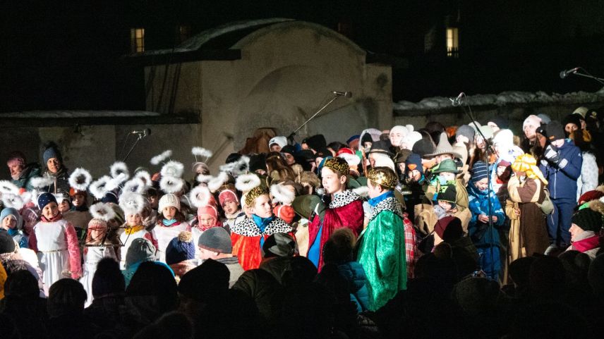 Il Nadal da Zell es gnü preschantà in gövgia saira a Zernez (fotografia: Jon Duschletta).