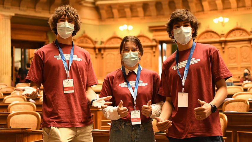 Maurin Egger, Laura Koppenberg und Aronne Beti (von links) haben vier lehrreiche Tage in Bern verbracht. Die Gruppen haben ihre Forderungen im Bundeshaus präsentiert. Manche wurden an den National- und Ständerat weitergereicht. Foto: Jugendsession