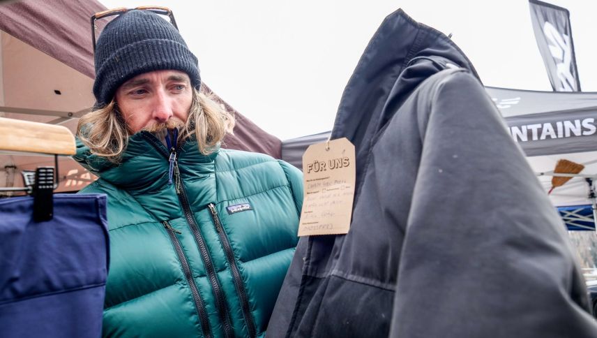 Worn-Wear Mitarbeiter Benjamin Asbeck. Hauptberuflich ist er Schmied. Foto: Jon Duschletta