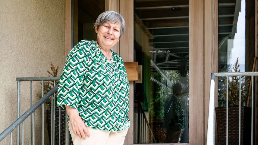 Ursi Costa beim Eingang zum Wohnheim Girella in Bever. Foto: Jon Duschletta