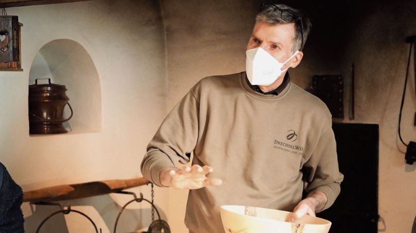 Andreas Gerig präsentiert seine Arvenschüssel.