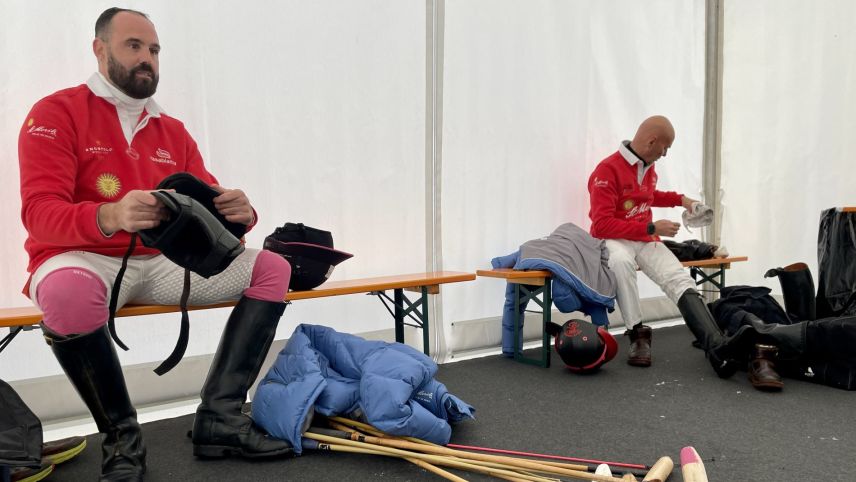 Im Umkleidezelt fällt die Anspannung von den Polospielern ab. Foto: Fadrina Hofmann