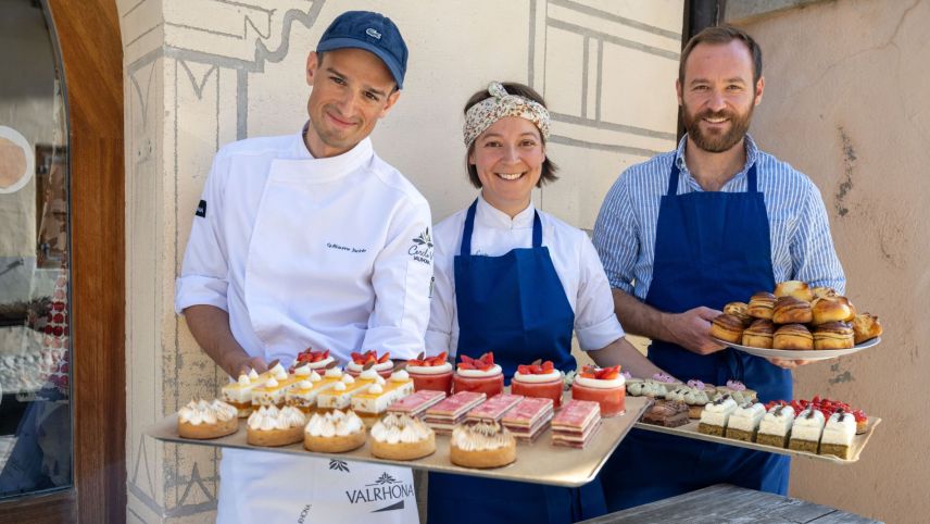 Ils fradgliuns Lucie e Rémy Bailloux da Garde-Manger ad Ardez cun lur collavuratur Guillaume Jacinto (a schnestra). fotografias: Max Hugelshofer, Schweizer Berghilfe
