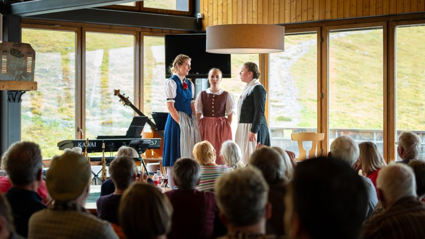 Die drei Jodlerinnen des Quartetts stichfest begeisterten das Publikum auf Furtschellas. Foto: Sils Tourismus/Steve Hadorn