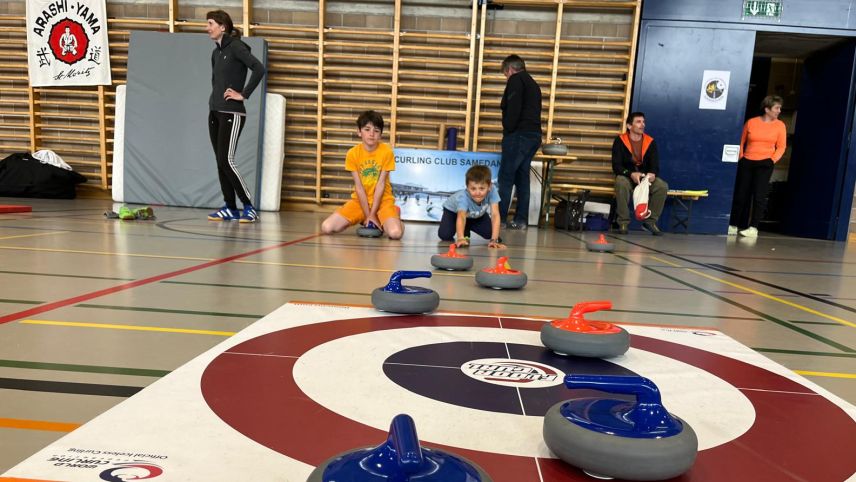 Curling funktioniert ausnahmsweise auch ohne Eis. Foto: Andrea Gutgsell