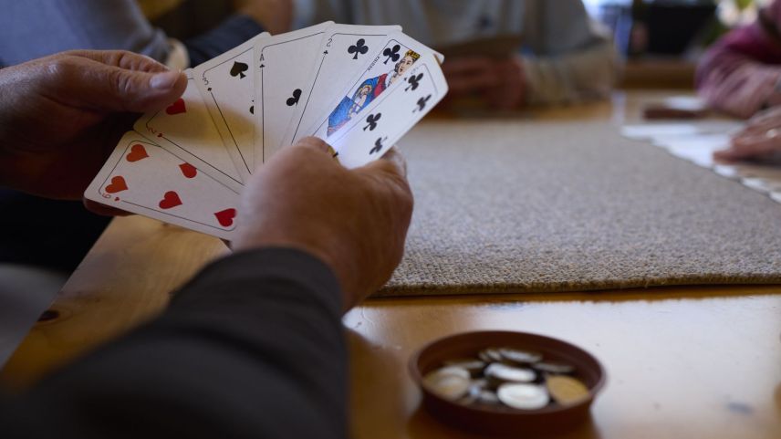 Chi chi giova suvent, nu giova per guadagnar, mabain perquai chi’d es flot», disch Silvia Steiner, manadra d’ün cuors da tschinquina a Lavin (fotografia: Michael Steiner).