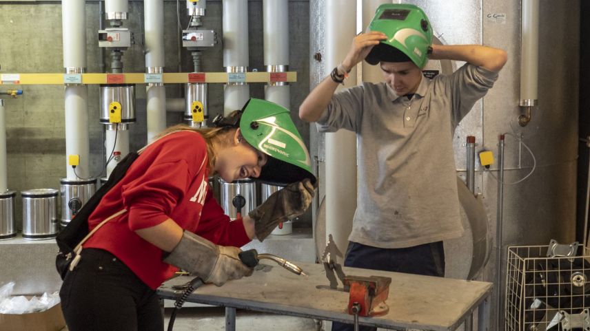 Der Maurerberuf scheint für Jugendliche nicht besonders attraktiv zu sein. Sie fühlen sich aber genauso wenig zu anderen handwerklichen Berufen wie zum Beispiel dem Sanitär- und Heizungsmonteur hingezogen.     Foto: Daniel Zaugg