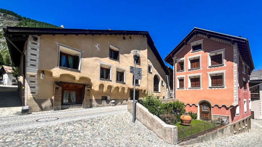 Markante, vorstehende Vormauerungen mit Bogendetail, welche im Laufe der Zeit über die ursprünglichen, brandgefährdeten Holzstrickbauten gemauert wurden.