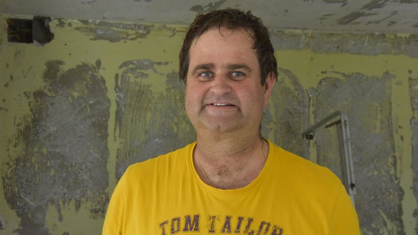 Roman Bühler auf einer Baustelle in Scuol. 		Foto: Bettina Gugger