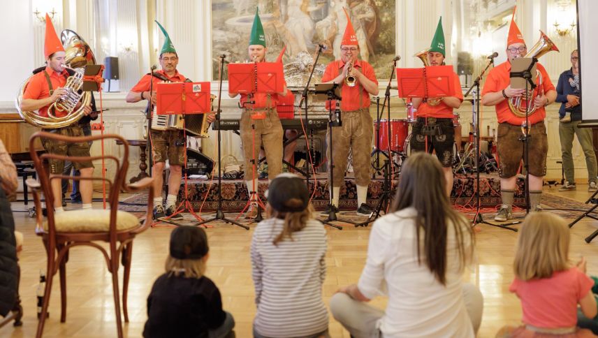 Ils 7 Nanins da Scuol (fotografia: Dominik Täuber)