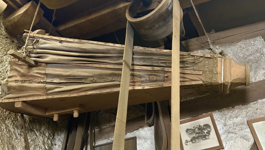 Ein riesiger Blasebalg ist an der Decke befestigt. Foto: Fadrina Hofmann