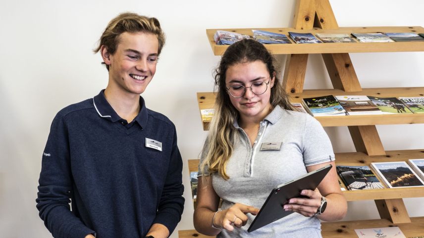 Der Tourismus-Nachwuchs möchte die Digitalisierung im Tourismusbüro Samedan vorantreiben und arbeitet bei der Gästeberatung vorwiegend mit Tablets – auch um den Papierverbrauch zu reduzieren. Foto: Denise Kley