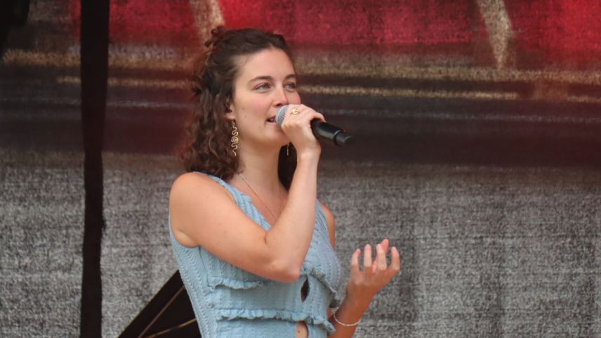 L’artista Cinzia Regensburger ha preschantà in dumengia dürant la Tavolata sia nouva EP «Per Tai» (fotografia: Martin Camichel).