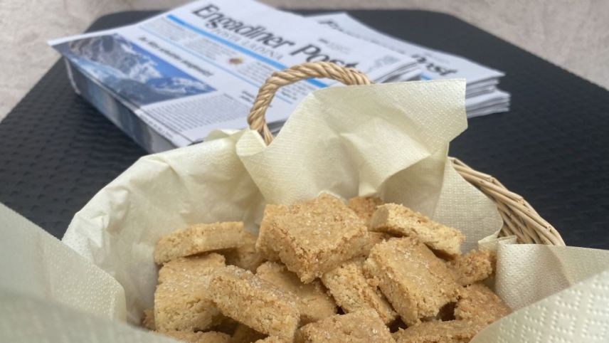 Inscunter da la «Engadiner Post/Posta Ladina» a Scuol (fotografia: Nicolo Bass).