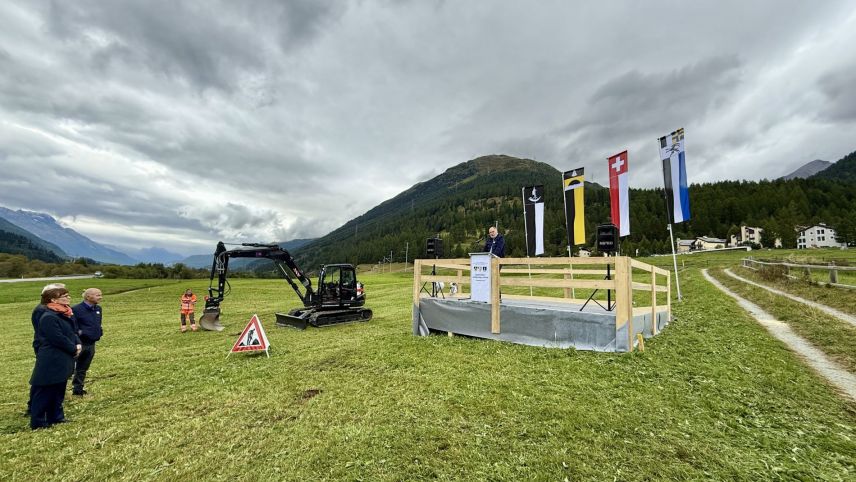 Spatenstich mit Podest und Fahnen. Foto: Fadrina Hofmann