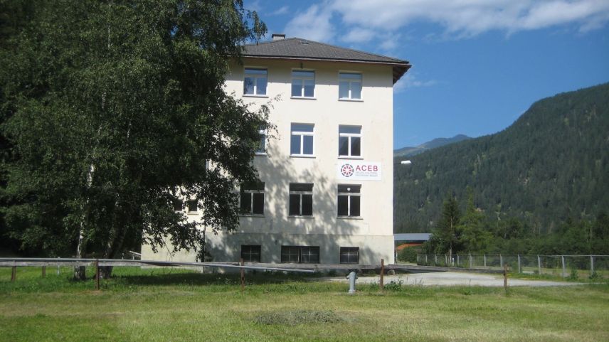 L’edifizi da l’Archiv cultural a S-chadatsch es in possess da la Fundaziun ACEB (fotografia: mad)