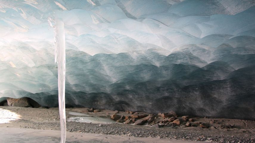 Schubkräfte im Toteistunnel bewegen den imposanten Eiszapfen. 