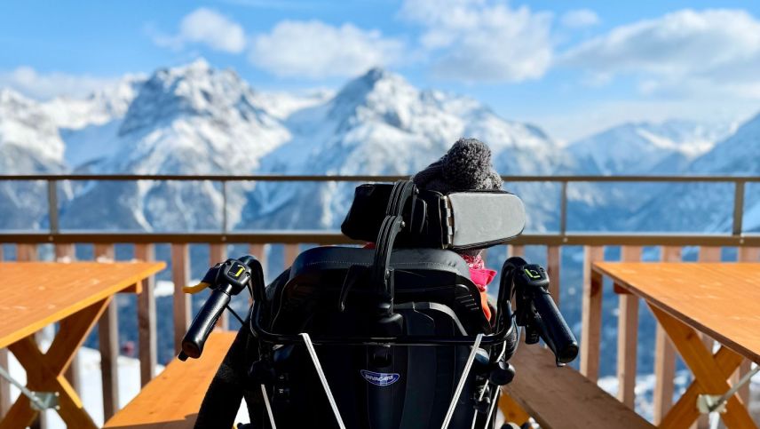 Annatina Filli geniesst die Aussicht von der Terrasse des Bergrestaurants La Motta auf das Unterengadiner ­Bergpanorama. Foto: Fadrina Hofmann